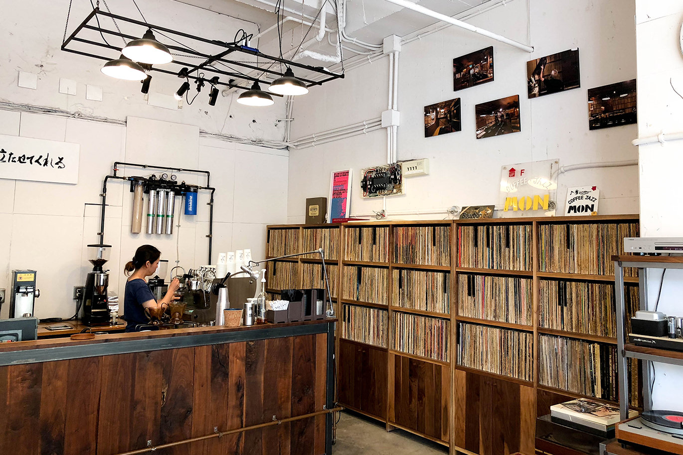 レコードが並ぶカフェの内部