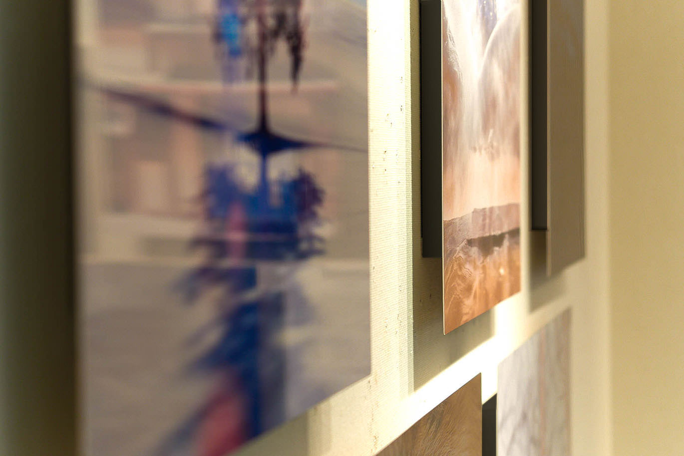 側面から見たWALL DECOR ミュージアム。壁から浮く立体感が特徴