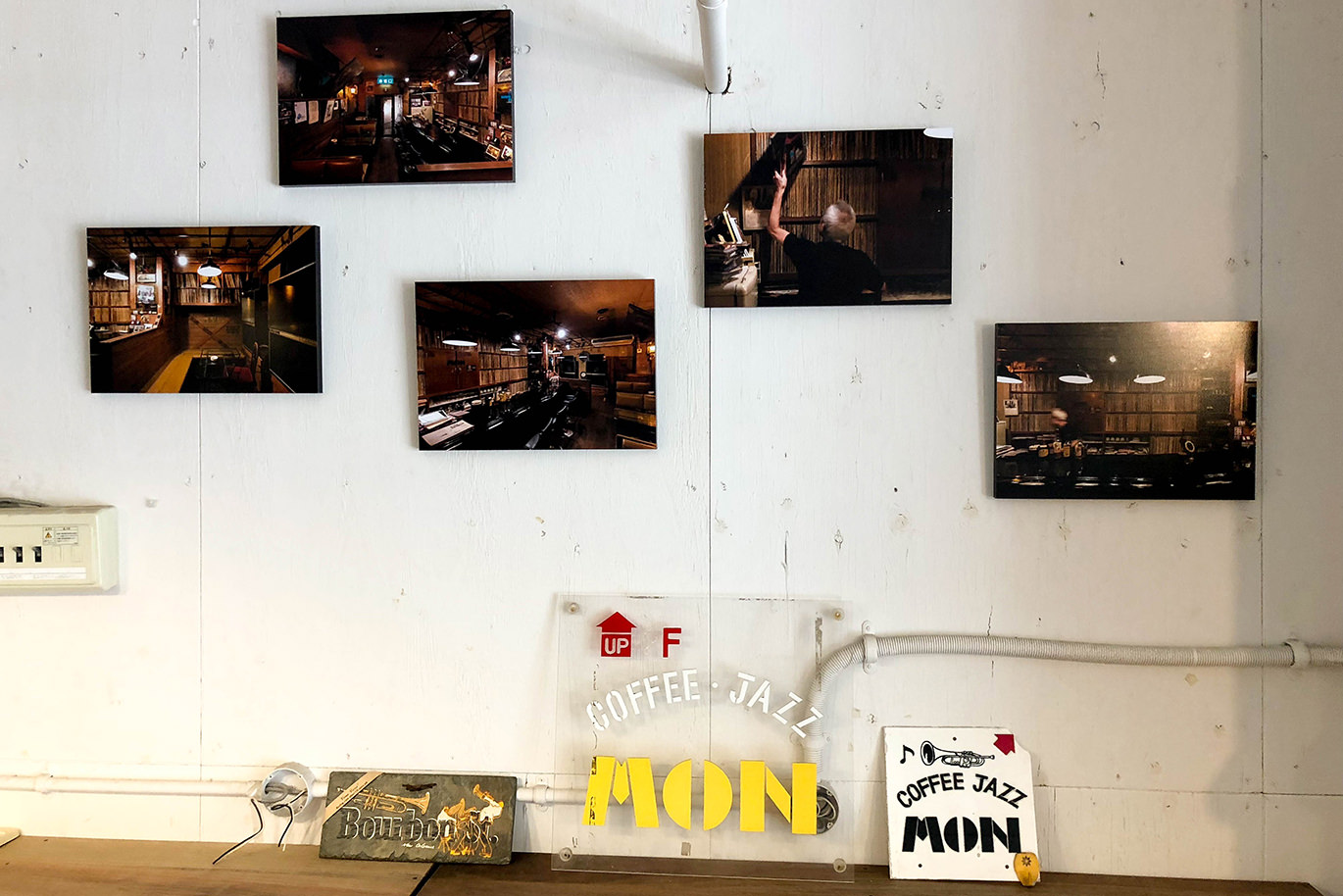 カフェの壁にバランスよく配置された、5枚のWALL DECOR カジュアル