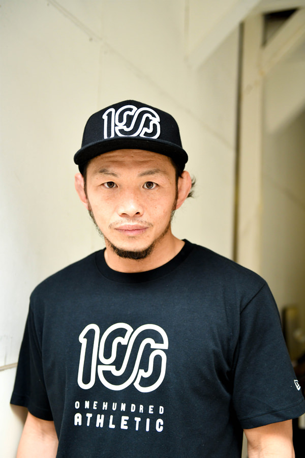 黒いキャップを被った男性のポートレート