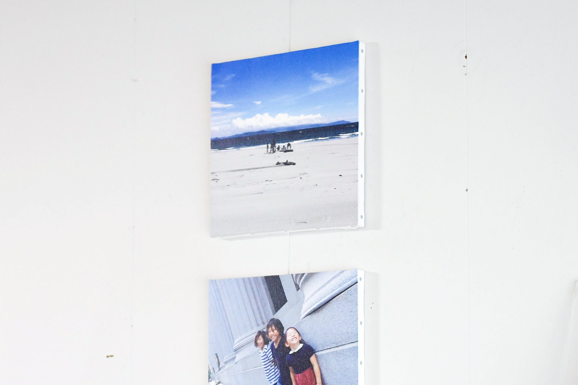 海辺の風景を捉えた、上下に並べて壁に直接貼られた2枚のWALL DECOR。