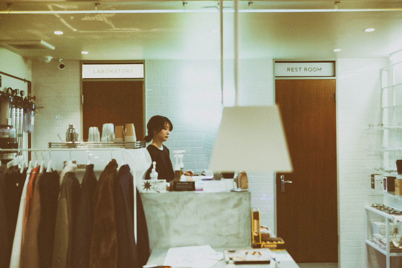 カフェの内部とスタッフの様子