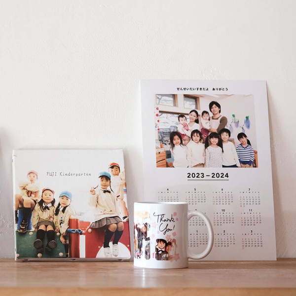 子供たちの写真を使ったWALL DECORとフォトカレンダーとマグカップ