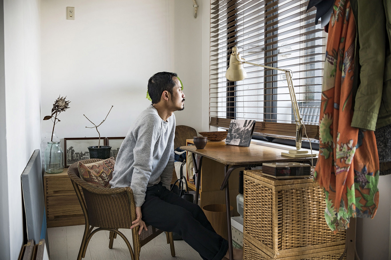 自然光が差し込む部屋で考える男性