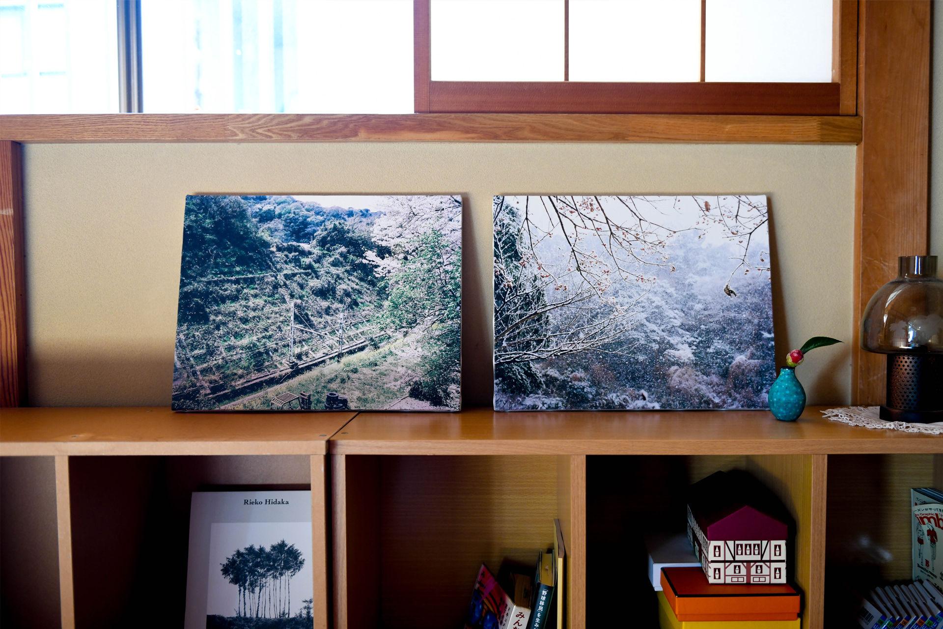 和室の木製の棚に置かれた、満開の桜を捉えた2枚のWALL DECOR。和の空間に自然の彩りを添えるディスプレイ。