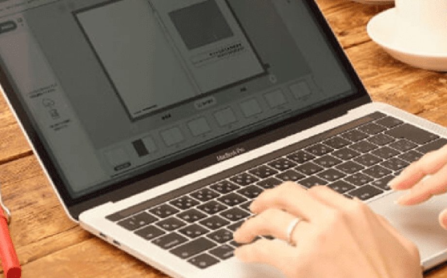 パソコンでフォトブックを編集しているところ