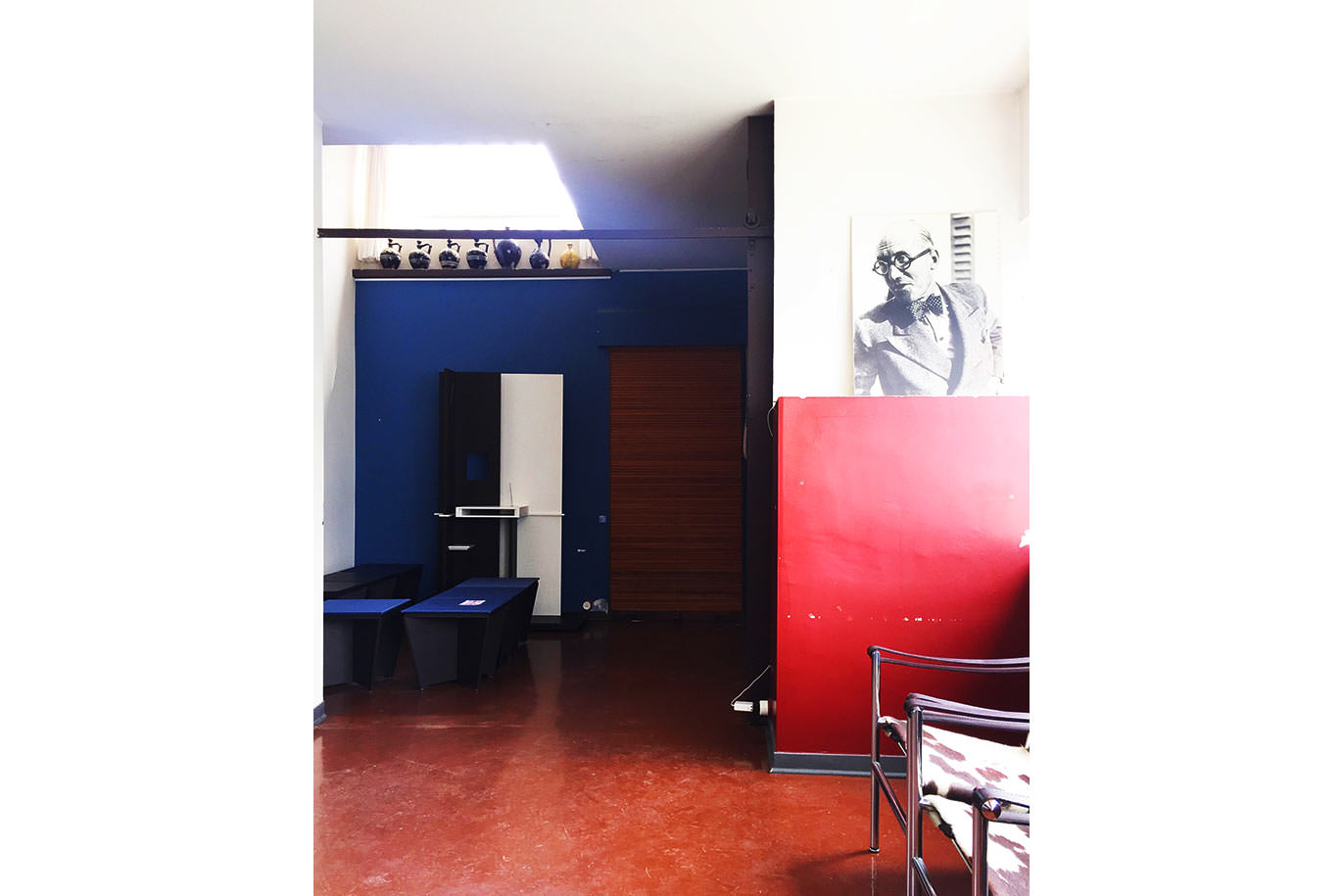 ル・コルビュジェの建築が映る室内の風景