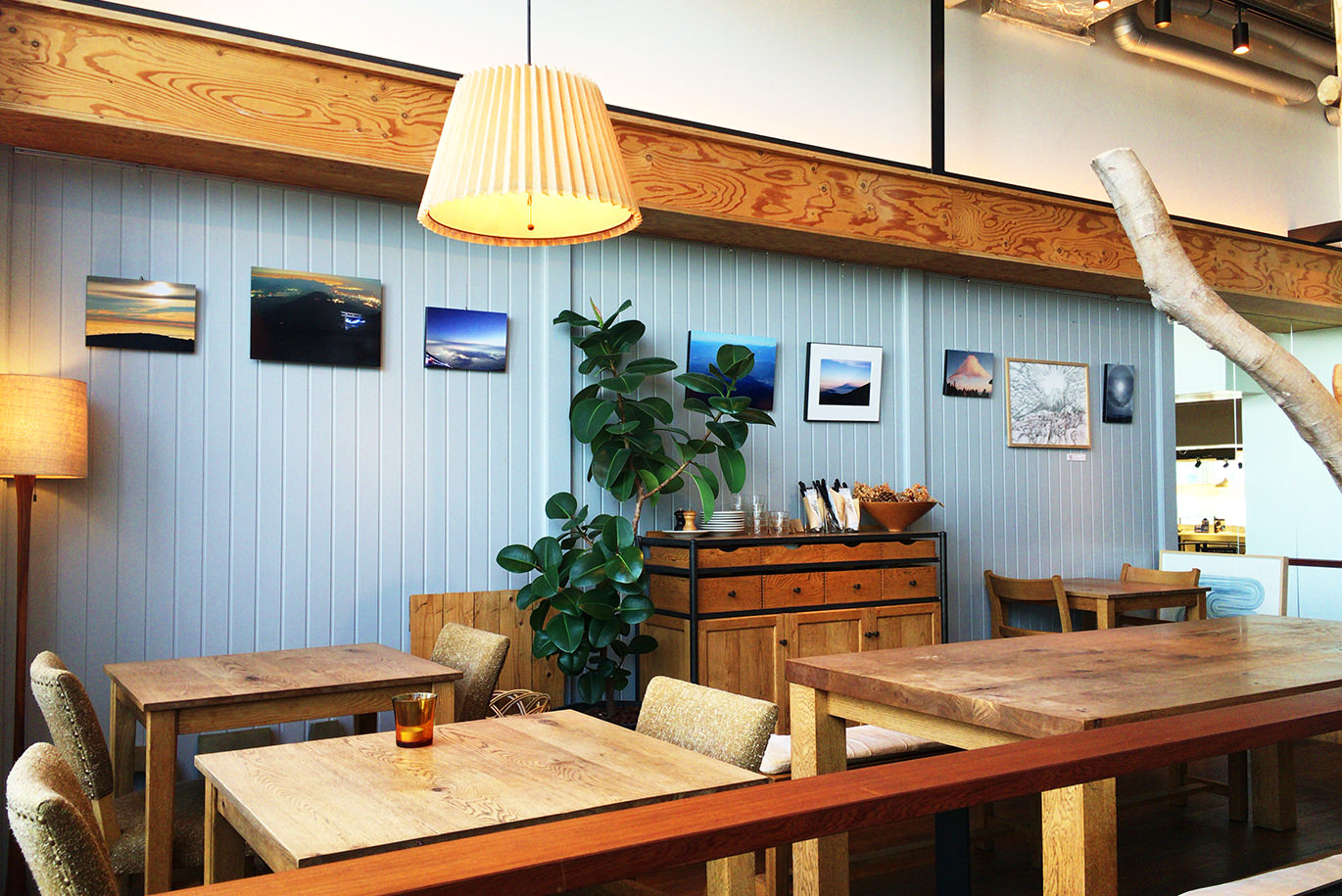 店内の壁にWALL DECORが並ぶ、おしゃれな空間