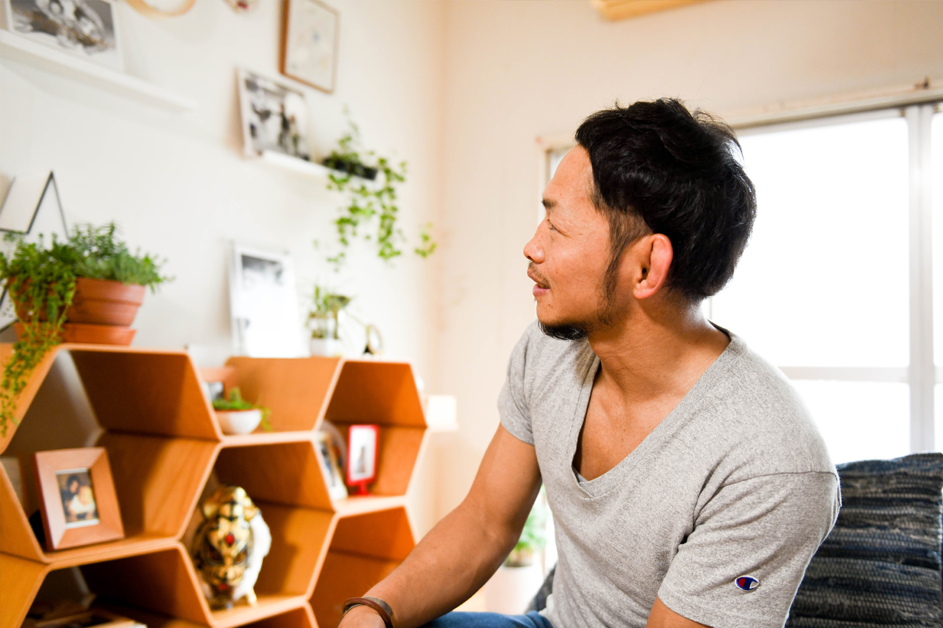 室内で座って話をする男性