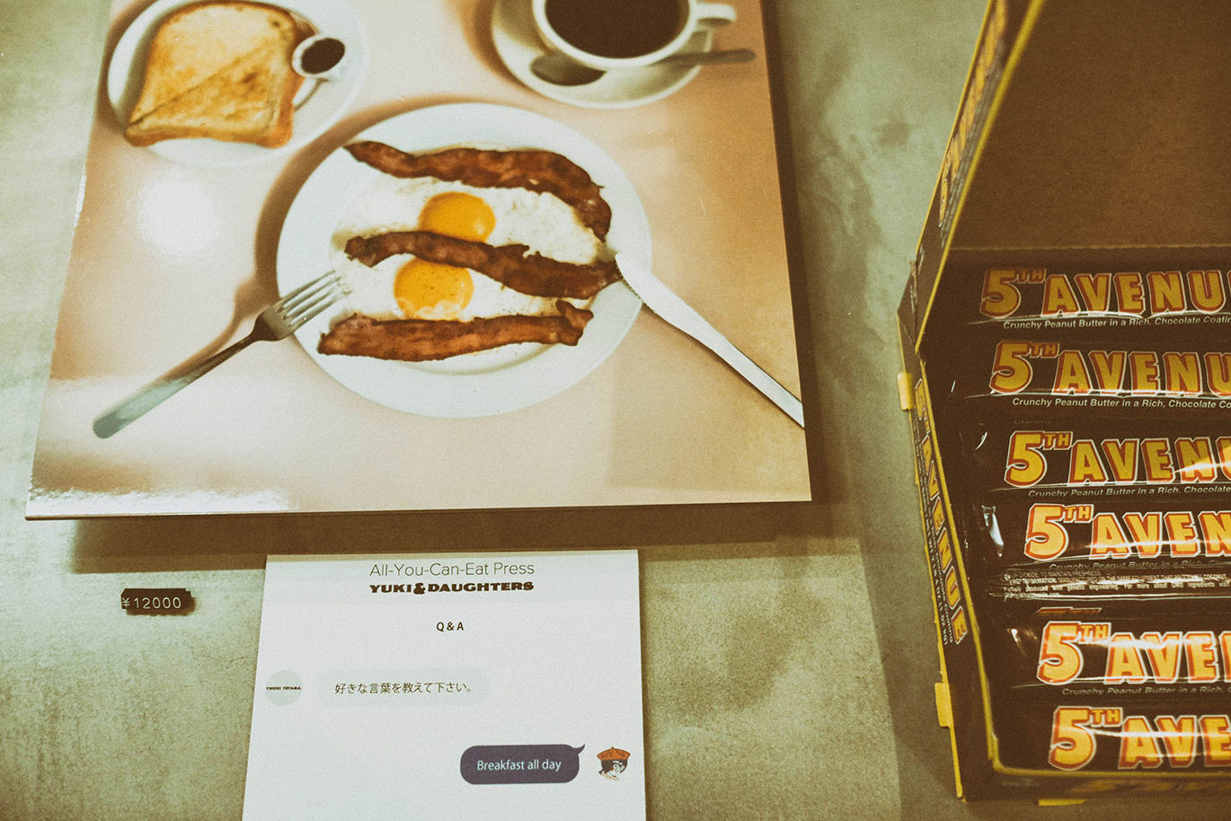 トーストや目玉焼きが並ぶ朝食の写真と、解説が添えられた展示