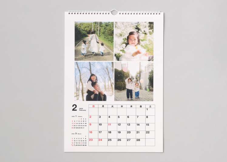 車内の後部座席で笑顔を見せる3人の子供を写したWALL DECOR キャンバス