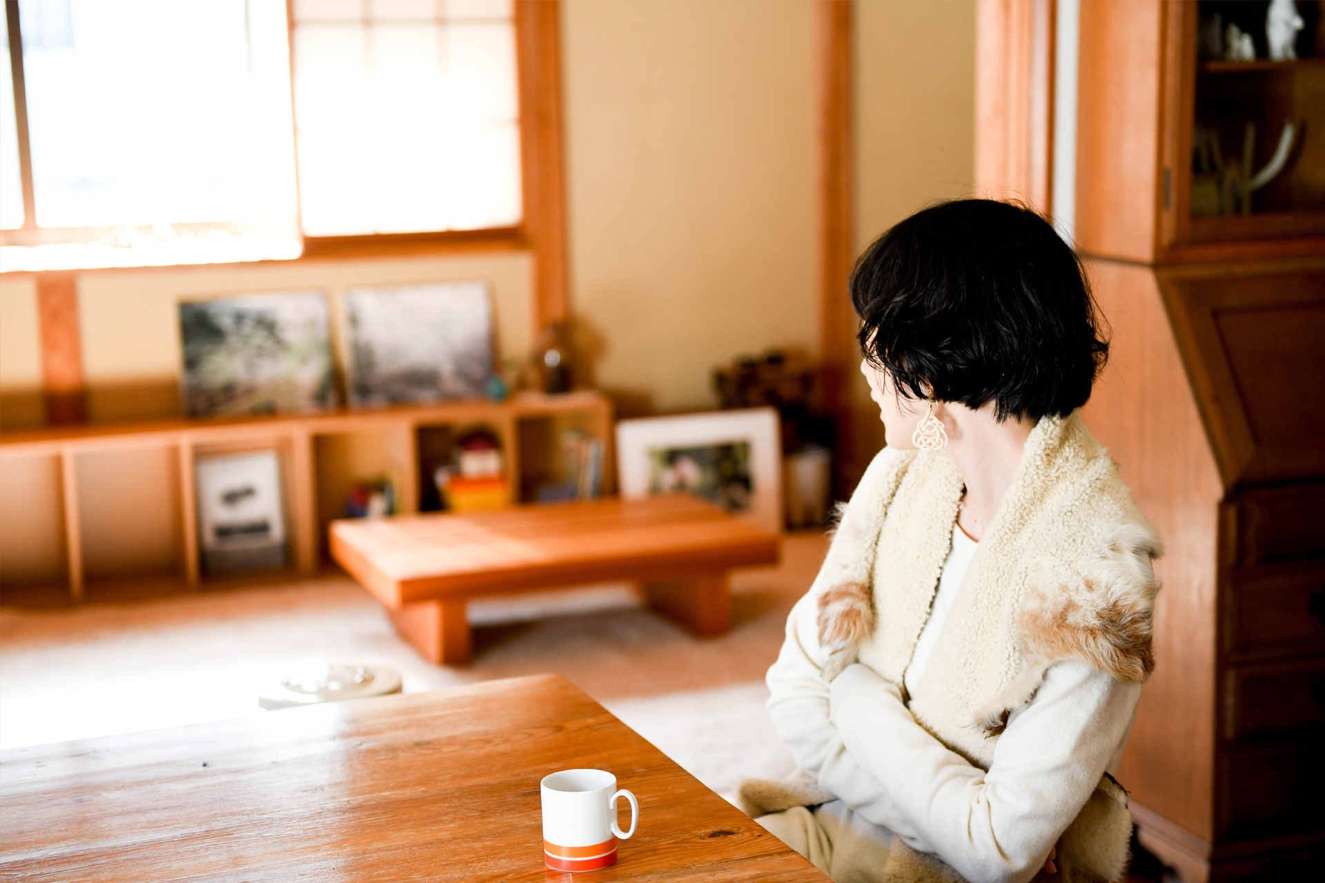 部屋の壁際に置いているWALL DECORを見つめる女性