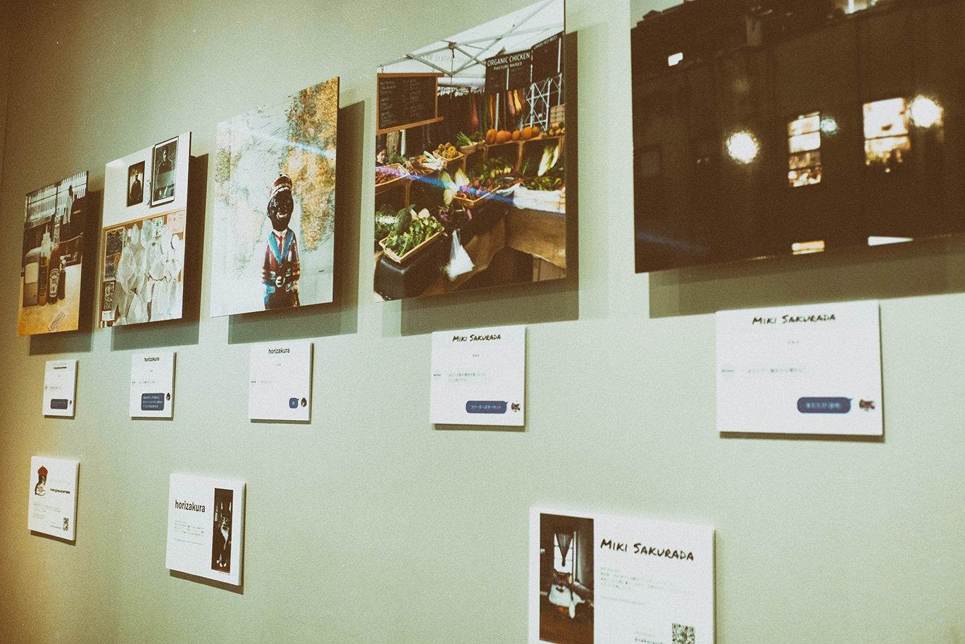 写真展の展示作品と説明文