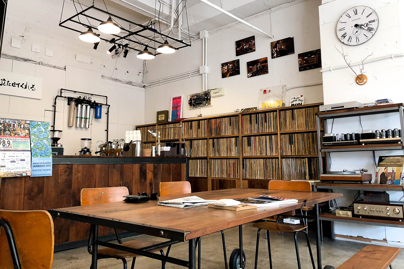 レコードが並ぶカフェの内装とテーブル