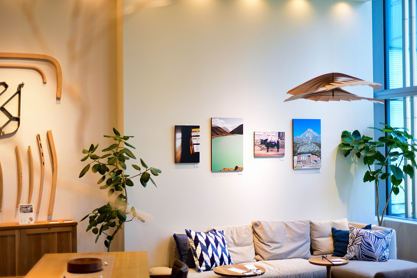 山の写真が飾られたカフェの室内