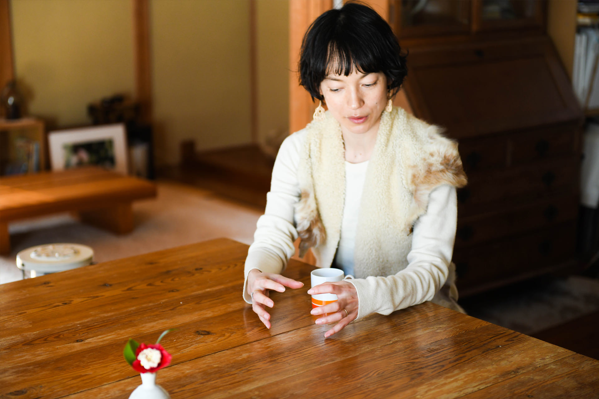 温かみのある和室で、机を前にこちら話す女性