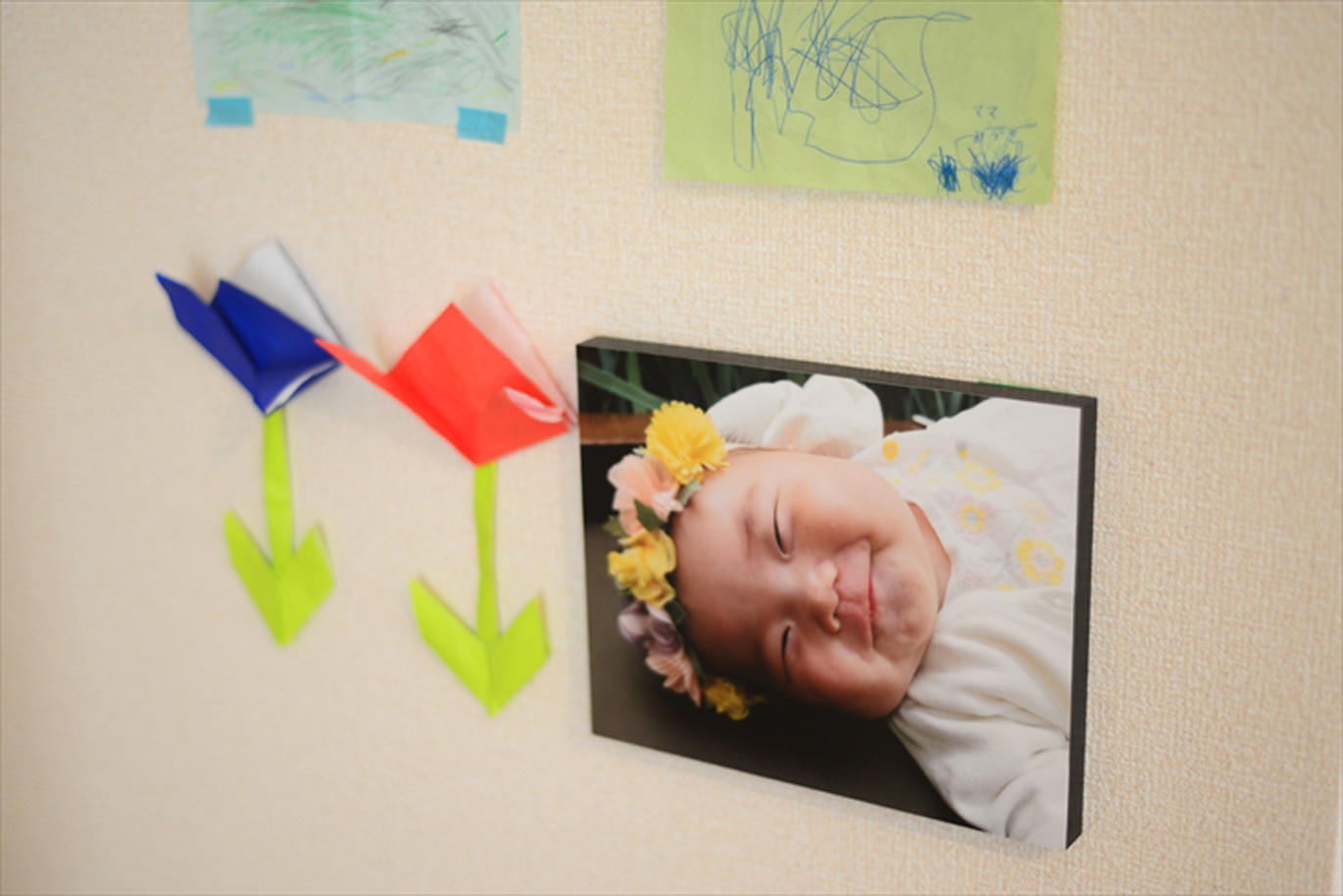 子どもの絵の横に飾ったWALL DECOR カジュアルの笑顔写真