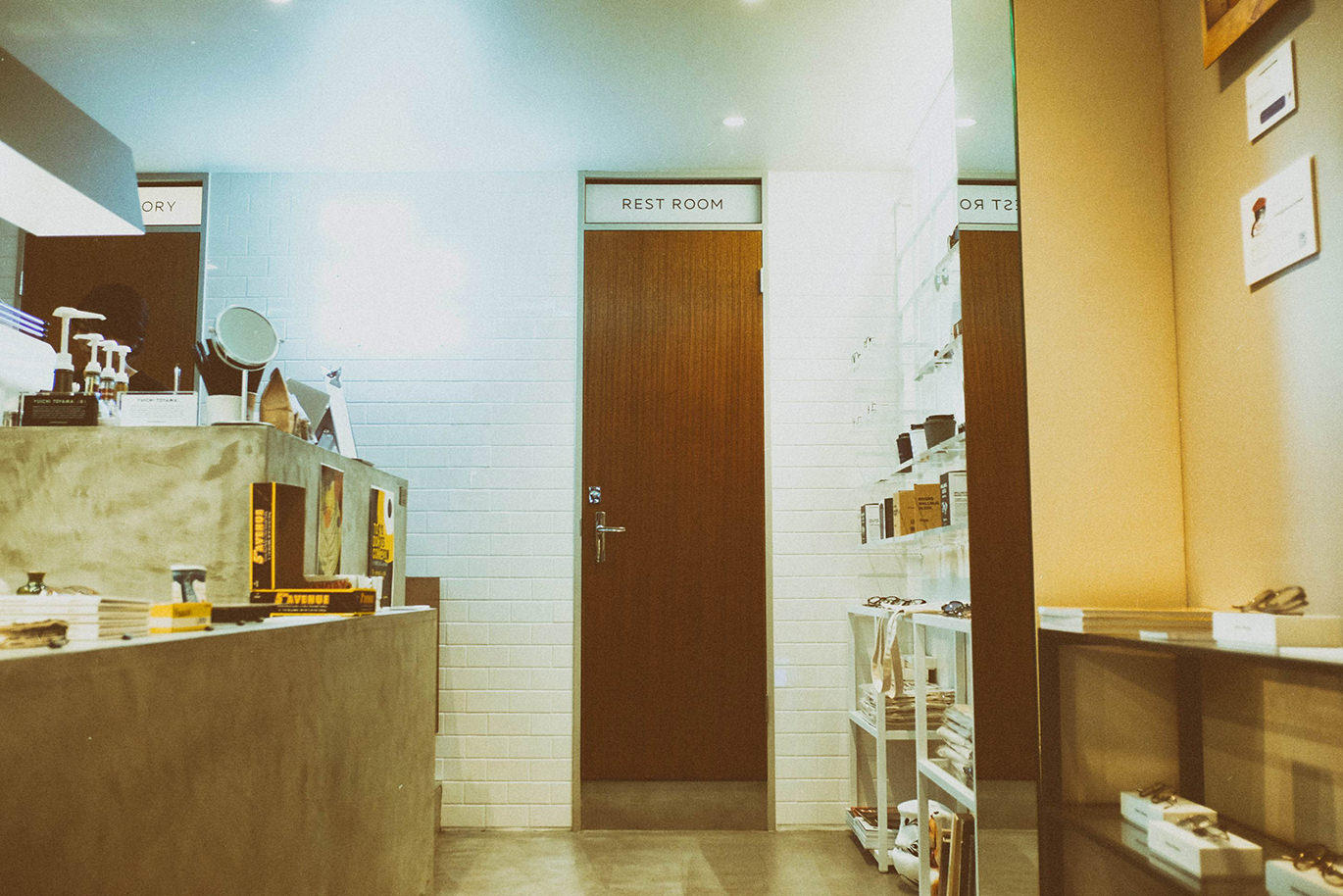 商品棚や冊子が整然と並ぶ、おしゃれなセレクトショップの店内