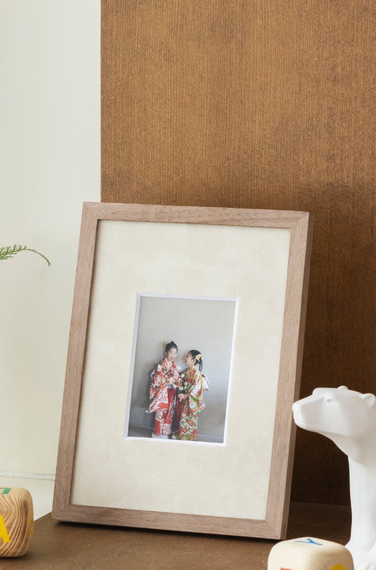 フォトフレームに飾った七五三の記念写真