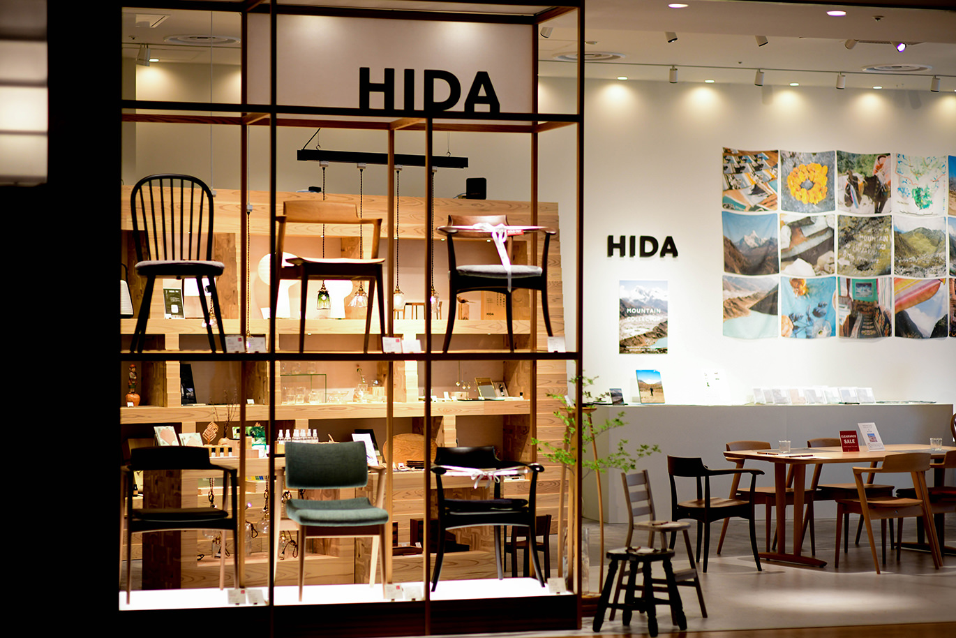 HIDAの家具と山の風景を展示した空間