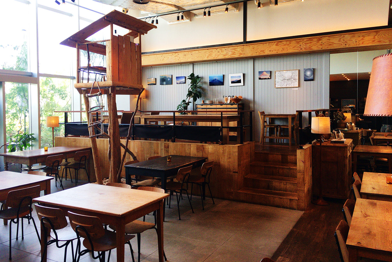 落ち着いた雰囲気のカフェの内部