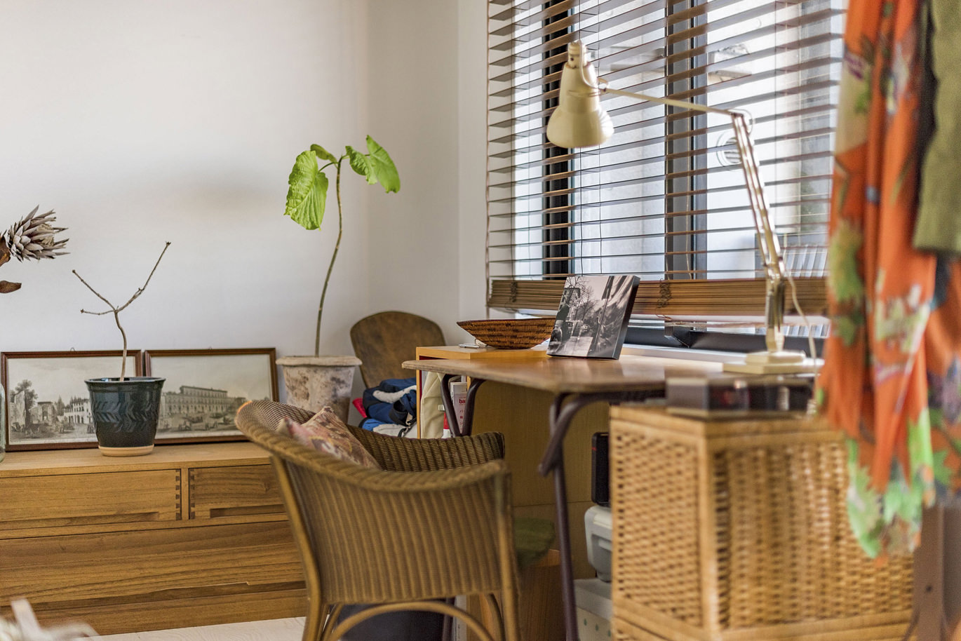 シンプルなデザインのインテリアとデスク周り