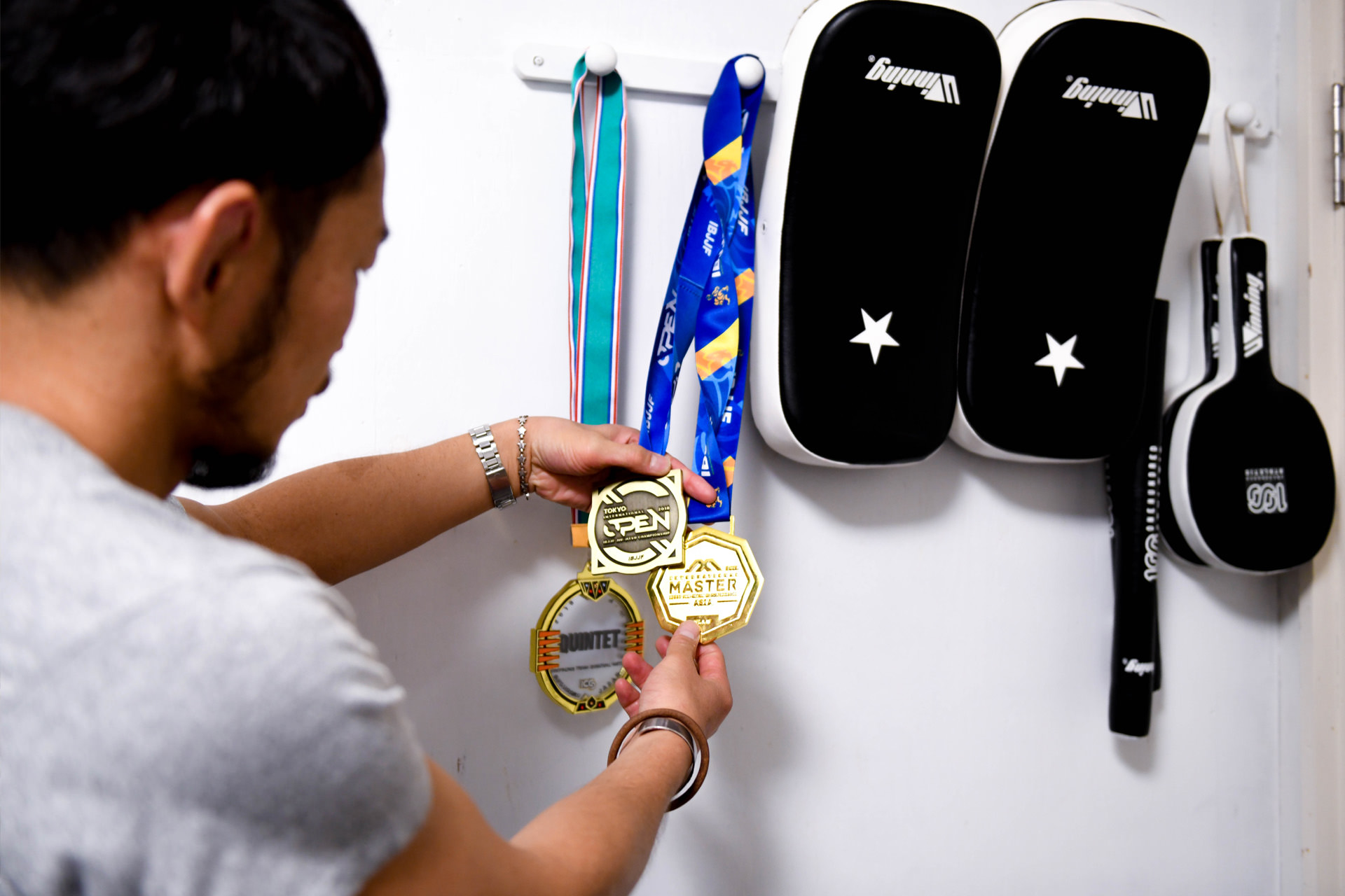 壁に吊るされた複数のメダル。