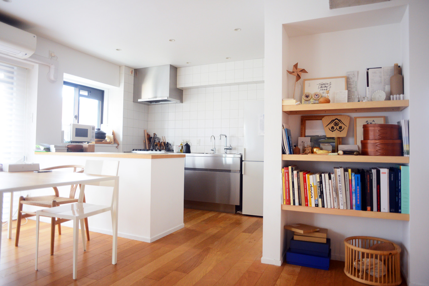明るいキッチンと本棚のある居住空間