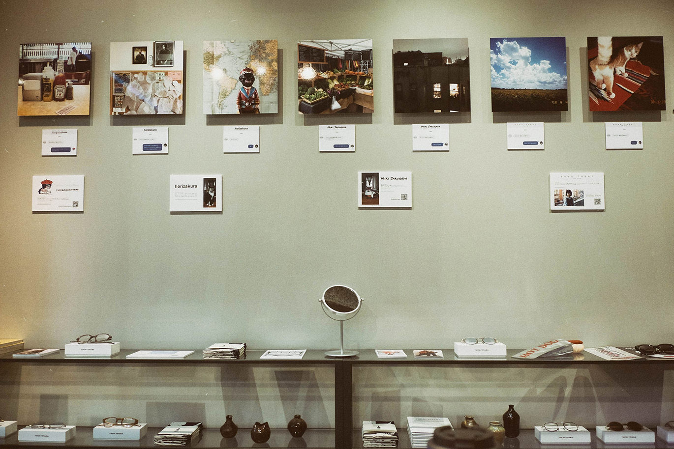 展示された複数の写真とアイウエア