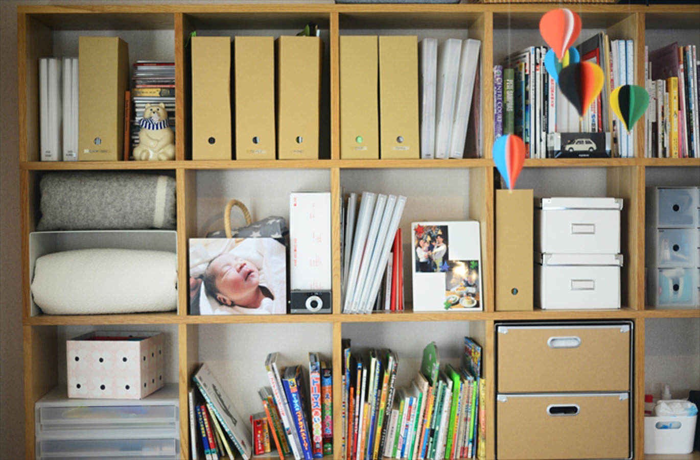 整頓された本棚とカラフルな飾り