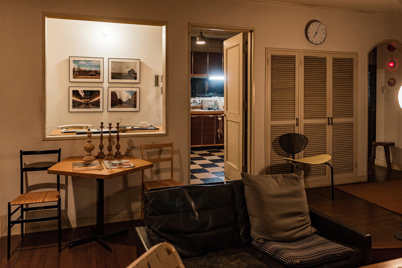 部屋の中に飾られた写真と家具の風景