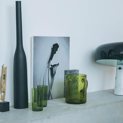 黒い花瓶や緑のグラスとともに棚に飾られた、モノクロの花の写真のWALL DECOR