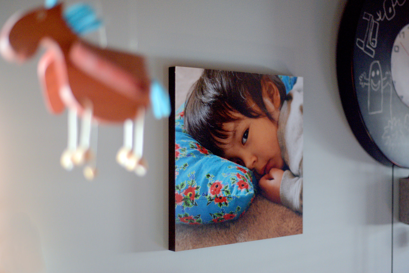 水色の枕に顔をのせて見つめる子供の温かなWALL DECOR カジュアル