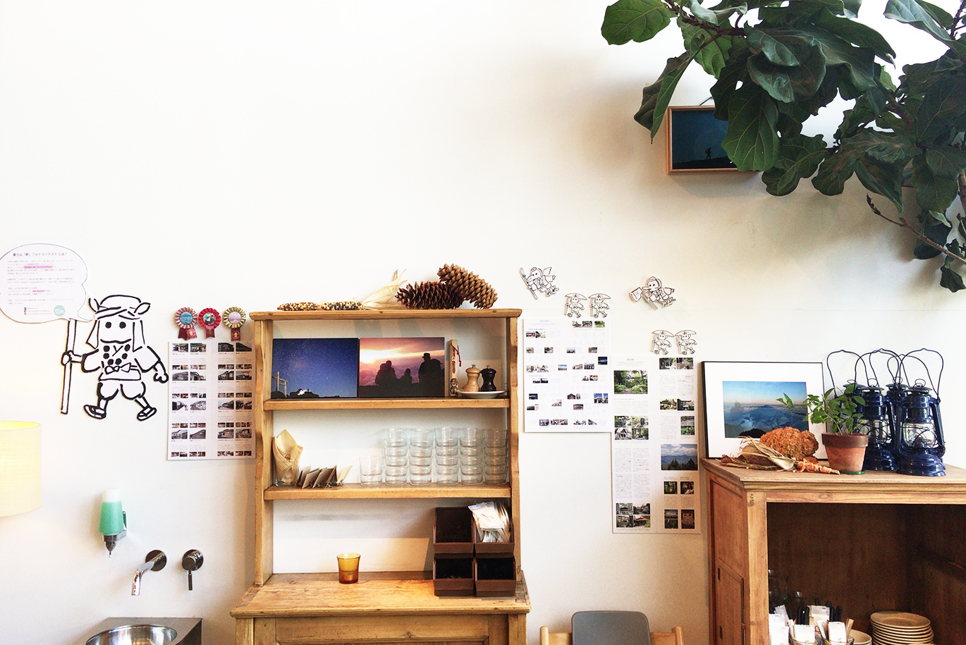 壁に飾られた写真や装飾がある部屋