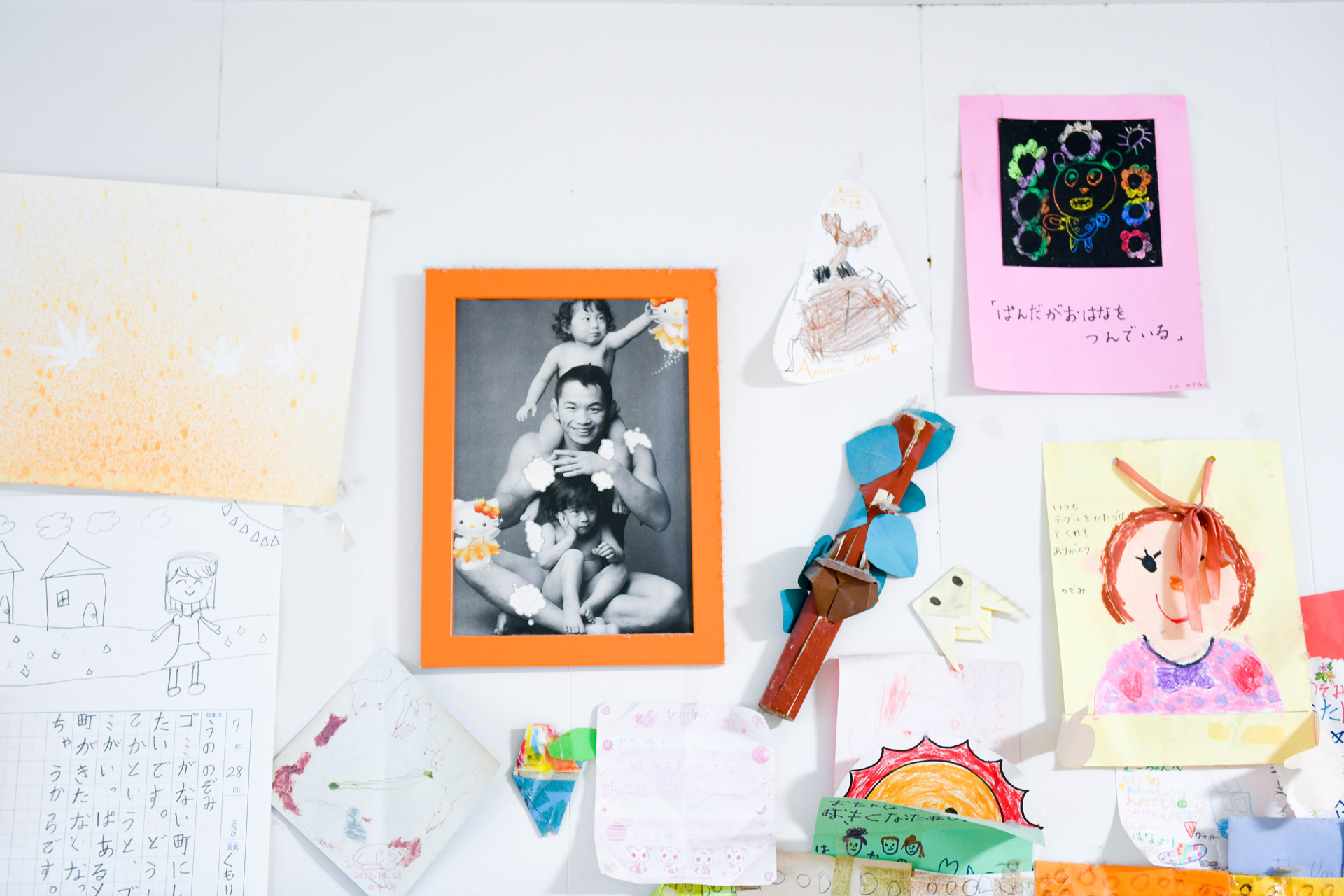 お気に入りの写真、イラスト、ポストカードなどがラフに、かつセンス良く貼り付けられた賑やかな壁面。