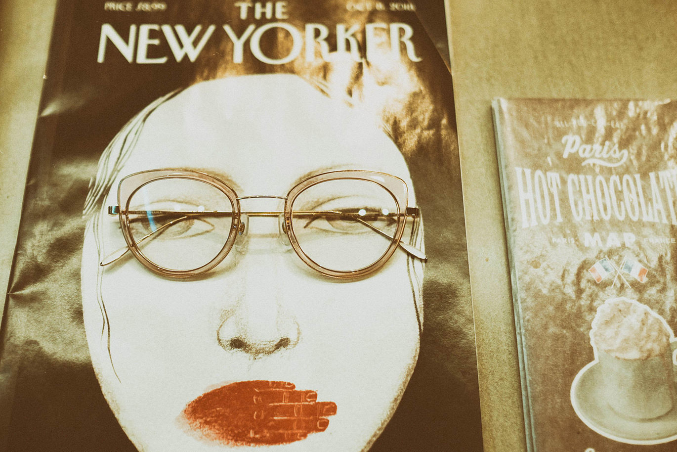 雑誌と眼鏡の組み合わせ