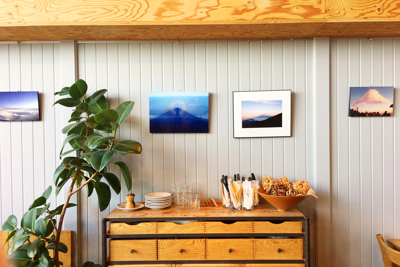 食器や植物と調和するように飾られた、山の写真のWALL DECOR