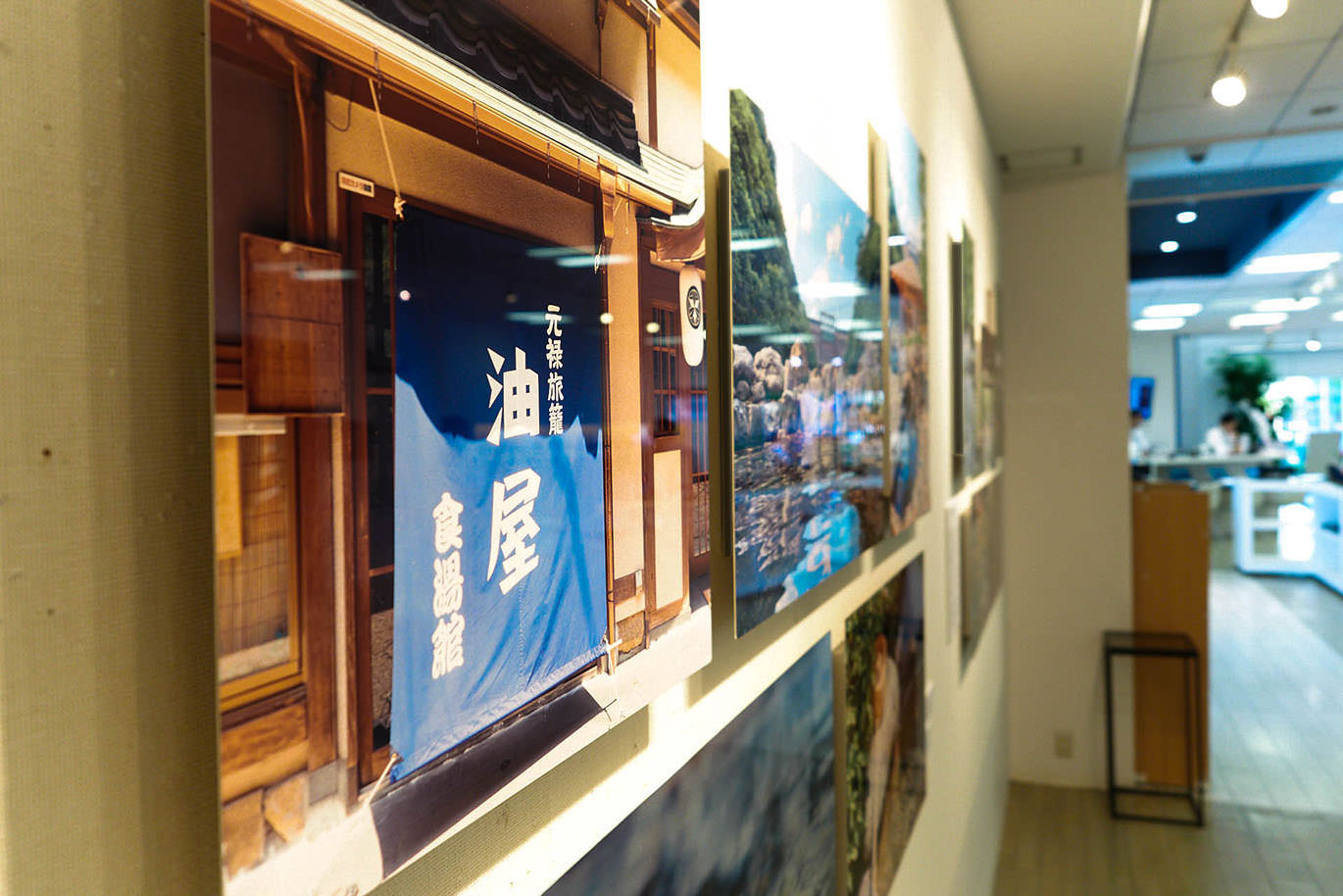 旅館の暖簾や風景の写真が通路に並ぶ、光沢のあるWALL DECOR カジュアル