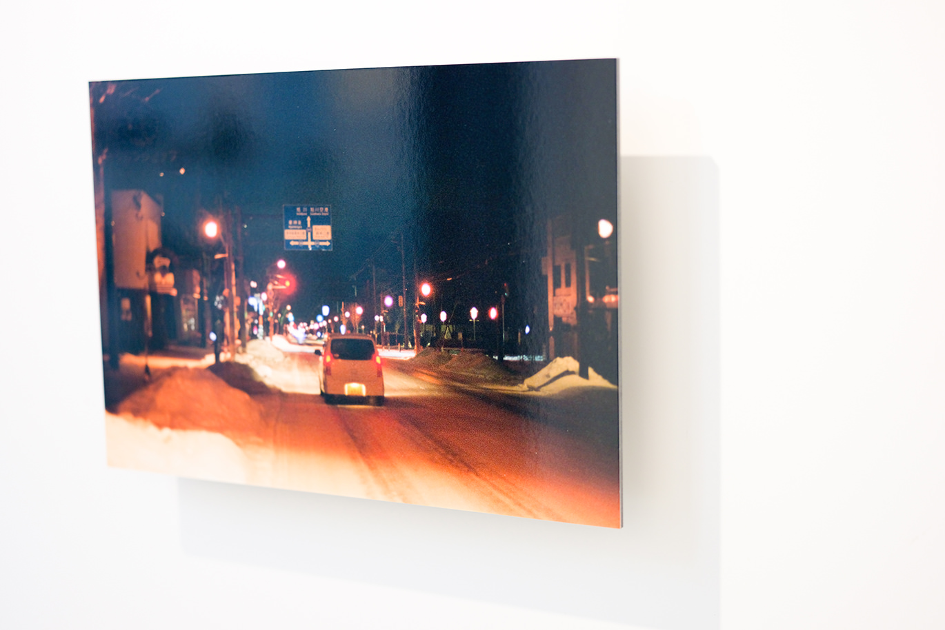 夜の雪道を走る車の光が温かい、風景写真のWALL DECOR