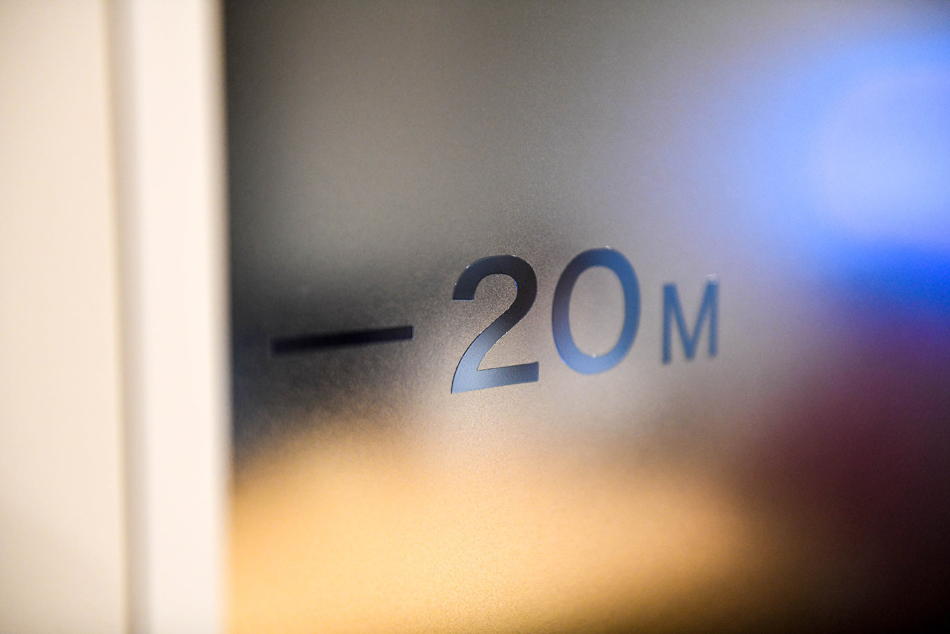 深さを示すマイナス20メートルの表示