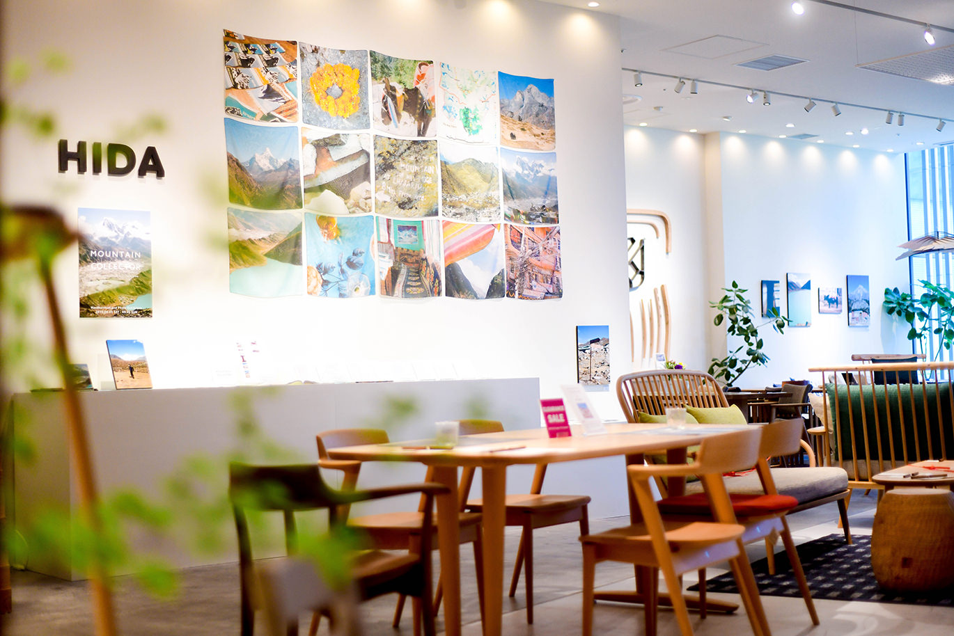 山の風景とアートが展示された室内の空間