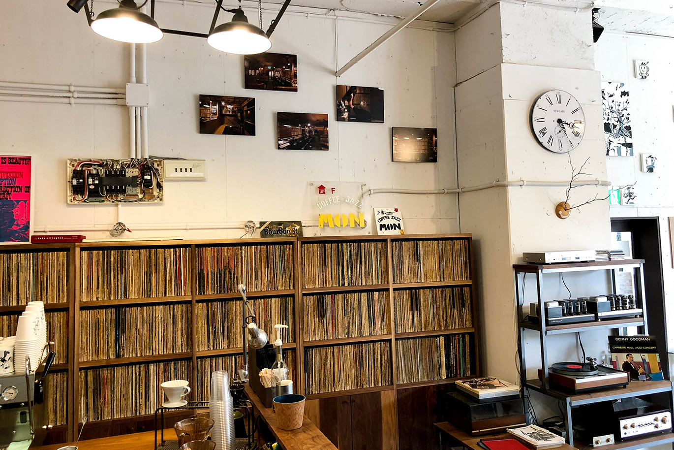 レコード棚が並ぶ店内の壁に飾られたWALL DECOR カジュアル