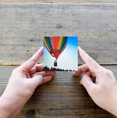 気球の写真のWALL DECOR カジュアルminiを両手で持つ様子