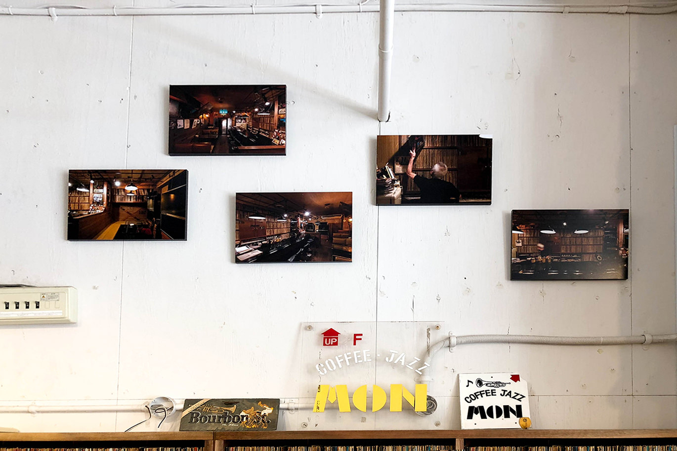 カフェの壁にバランスよく配置された、5枚のWALL DECOR カジュアル