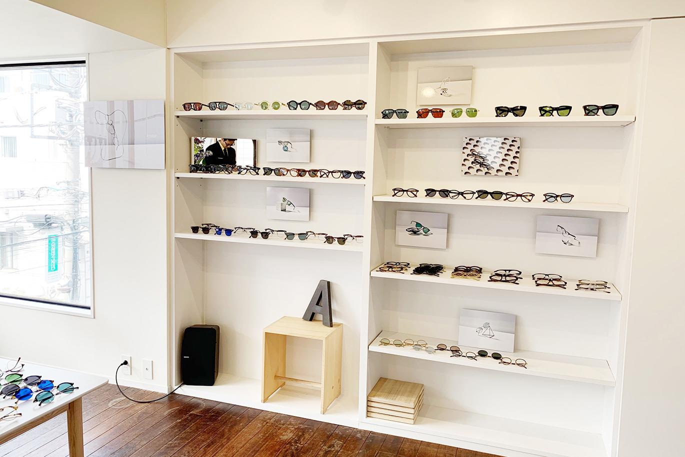 眼鏡がディスプレイされたオープンスペース