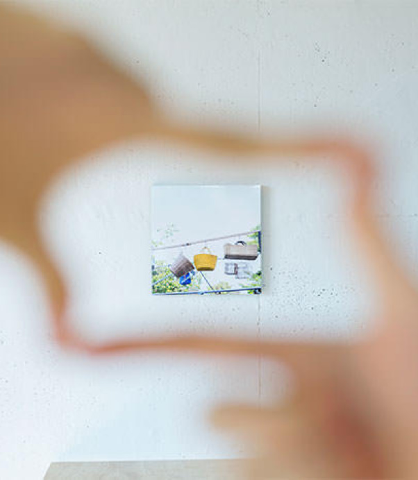 手で形作ったフレーム越しに眺める、壁の小さなWALL DECOR