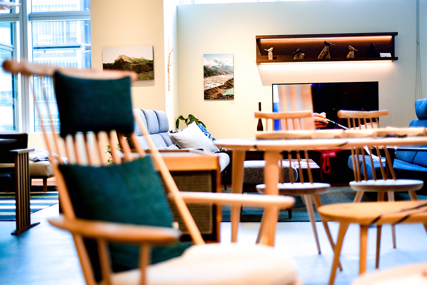 家具と自然の風景が見える室内の様子