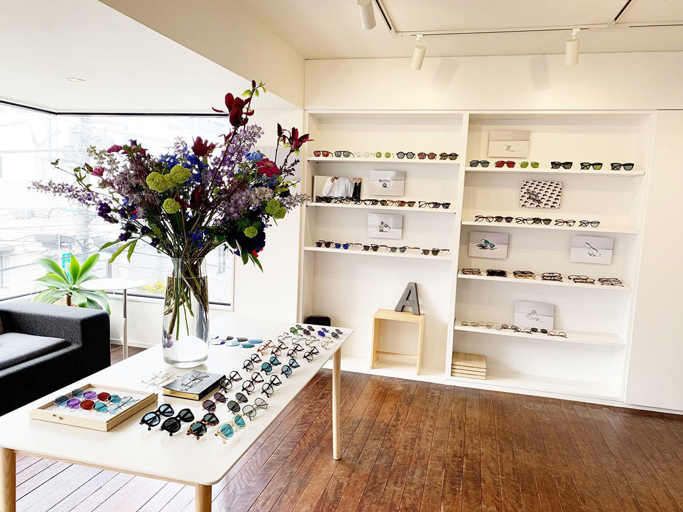 眼鏡が陳列された店内の風景