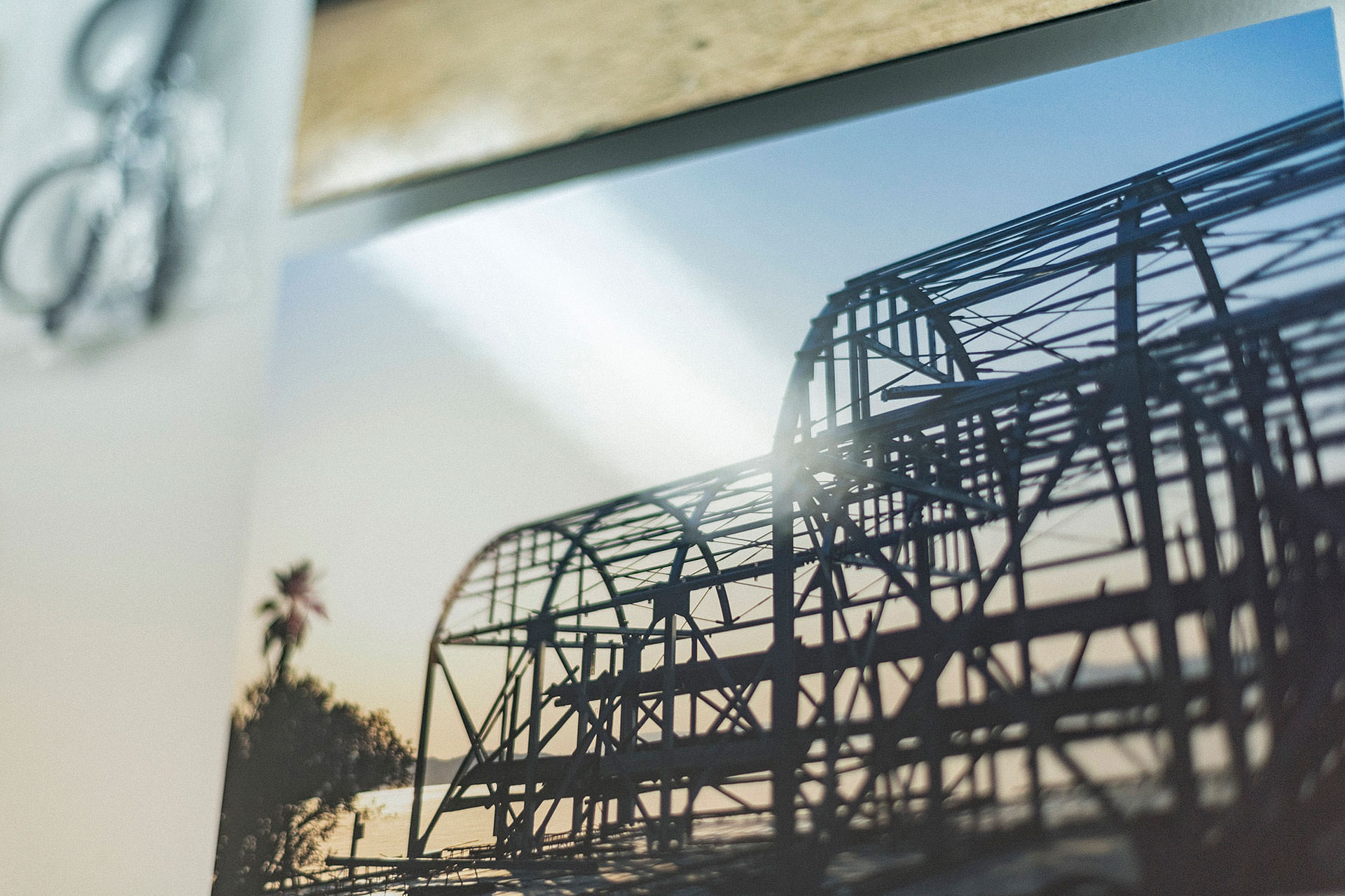 巨大なアーチ状の骨組みとパームツリーを捉えた、WALL DECOR ミュージアムの1枚をクローズアップした風景。