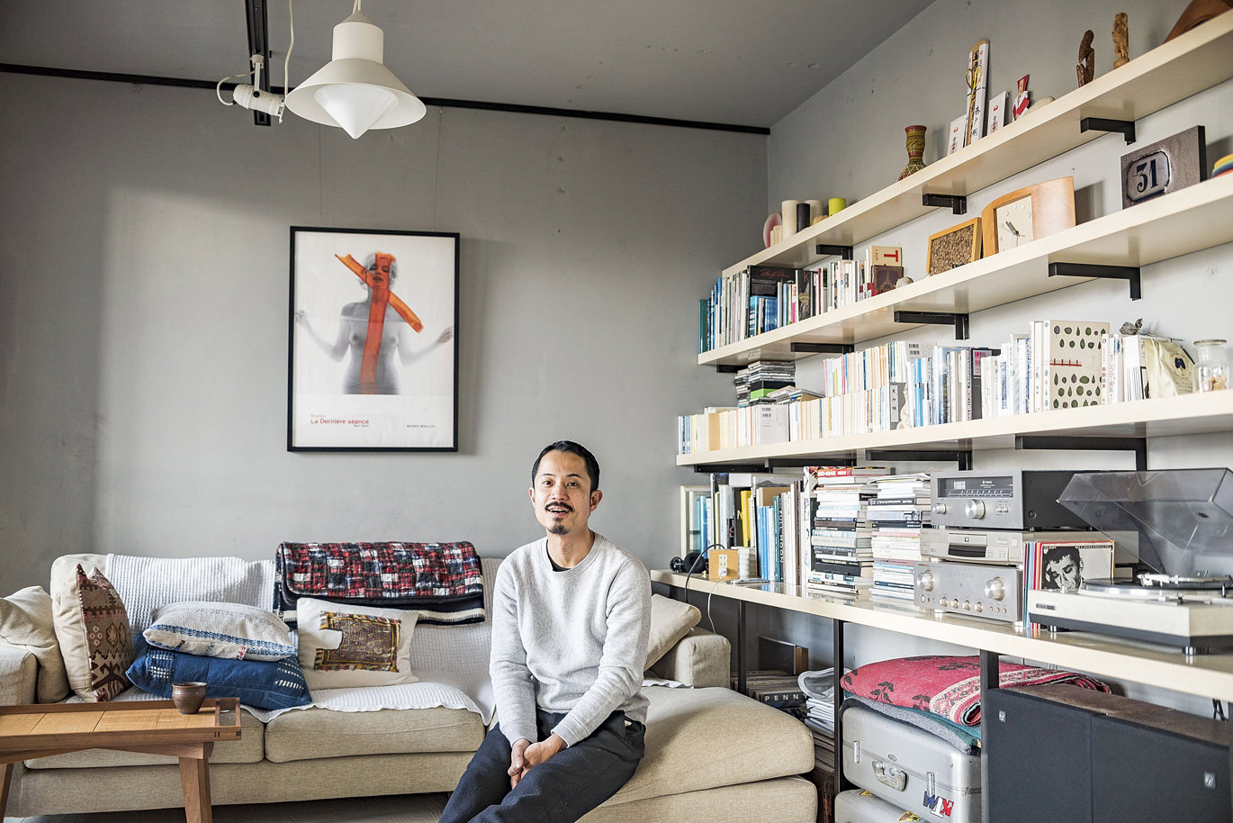 居間でリラックスする男性と本棚